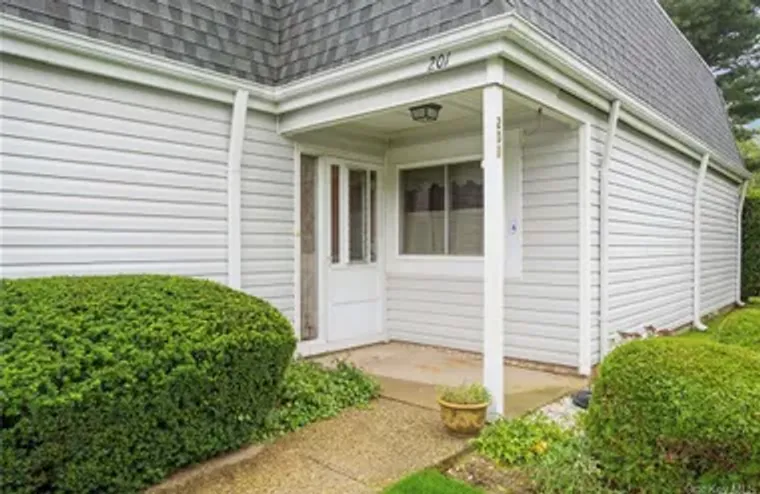 201 BENTLEY CT, SMITHTOWN, NY, 11780, Smithtown, NY 11780