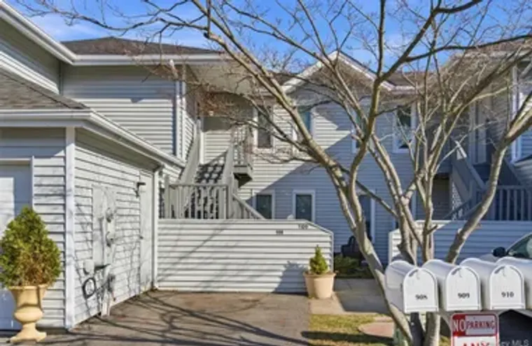 909 FENWAY RD, SMITHTOWN, NY, 11780, Smithtown, NY 11780