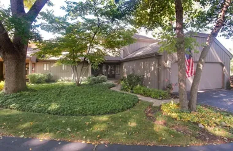 660 OLD BARN RD # F-24, LAKE BARRINGTON,..., Lake Barrington, IL 60010