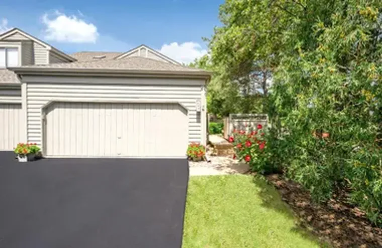 868 LONGMEADOW CT # 1006, LAKE BARRINGTO..., Lake Barrington, IL 60010