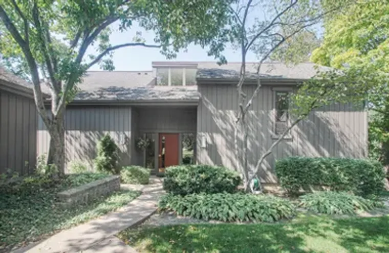 716 OLD BARN RD APT B B, LAKE BARRINGTON..., Lake Barrington, IL 60010