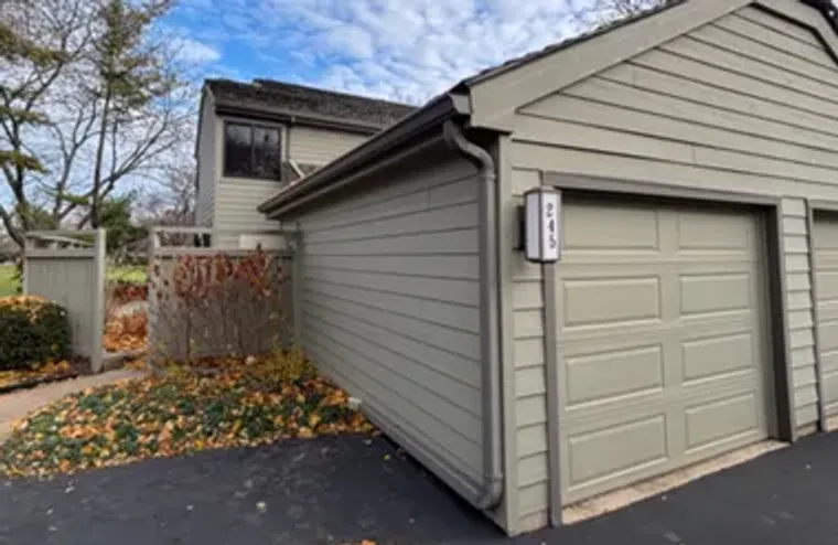 245 TIMBER RIDGE LN # 245, LAKE BARRINGT..., Lake Barrington, IL 60010