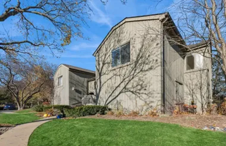 33 SHORELINE RD B, LAKE BARRINGTON, IL, ..., Lake Barrington, IL 60010