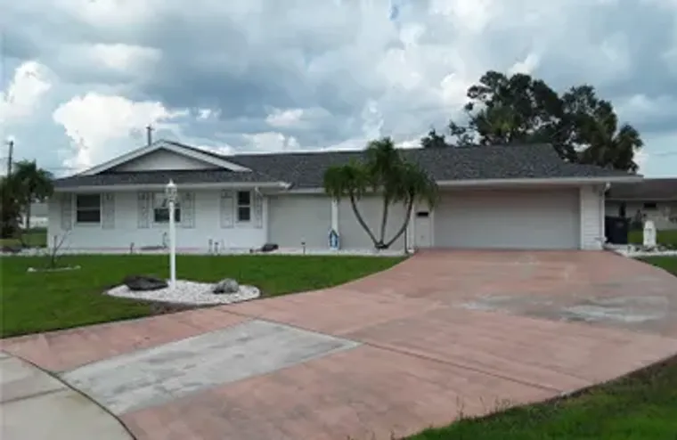 702 CYPRESS PL, SUN CITY CENTER, FL, 335..., Sun City Center, FL 33573