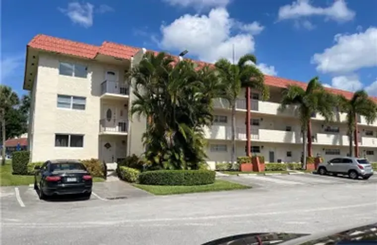 9410 N HOLLYBROOK LAKE DR 310, PEMBROKE ..., Pembroke Pines, FL 33025