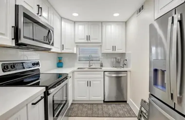 9720 S HOLLYBROOK LAKE DR 204, PEMBROKE ..., Pembroke Pines, FL 33025