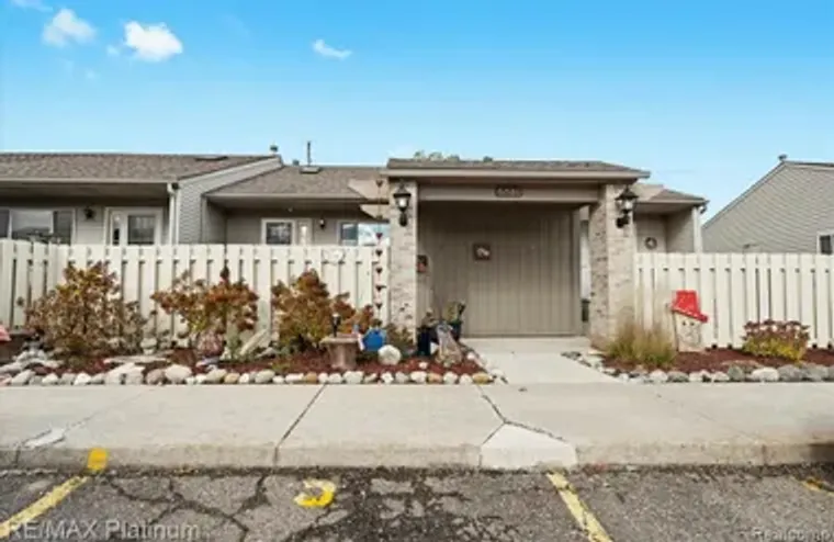 62180 ARLINGTON CIR UNIT 5, SOUTH LYON, ..., South Lyon, MI 48178