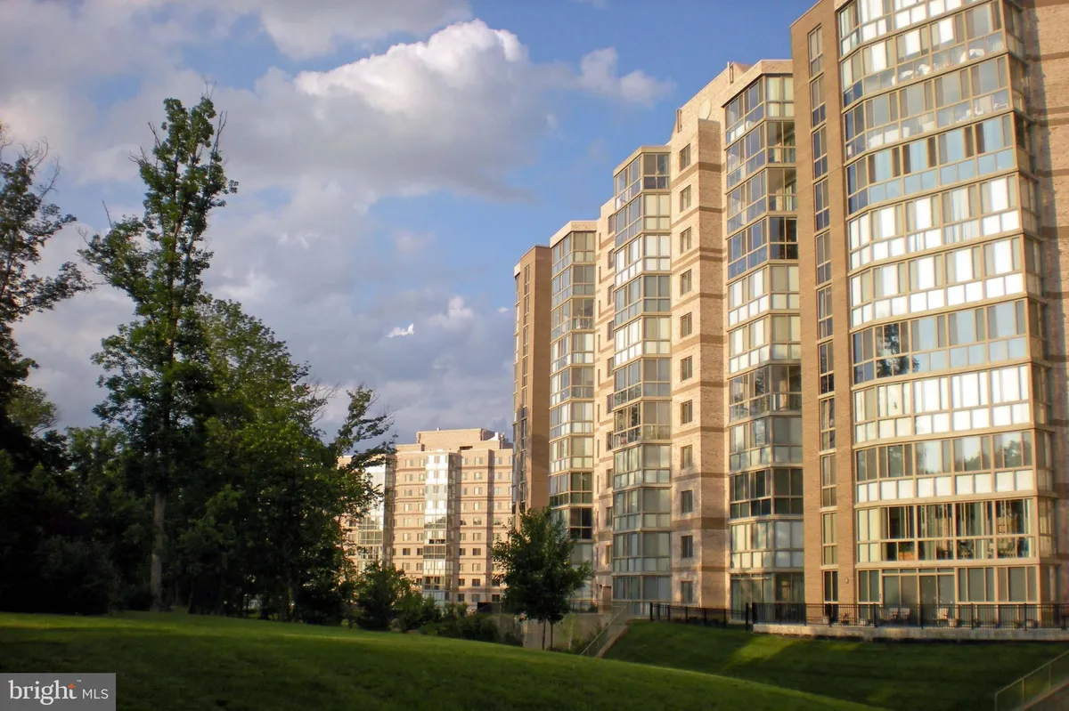 Property Slideshow image 1 of 25 | 19355 cypress ridge ter 423, Leesburg, VA, 20176