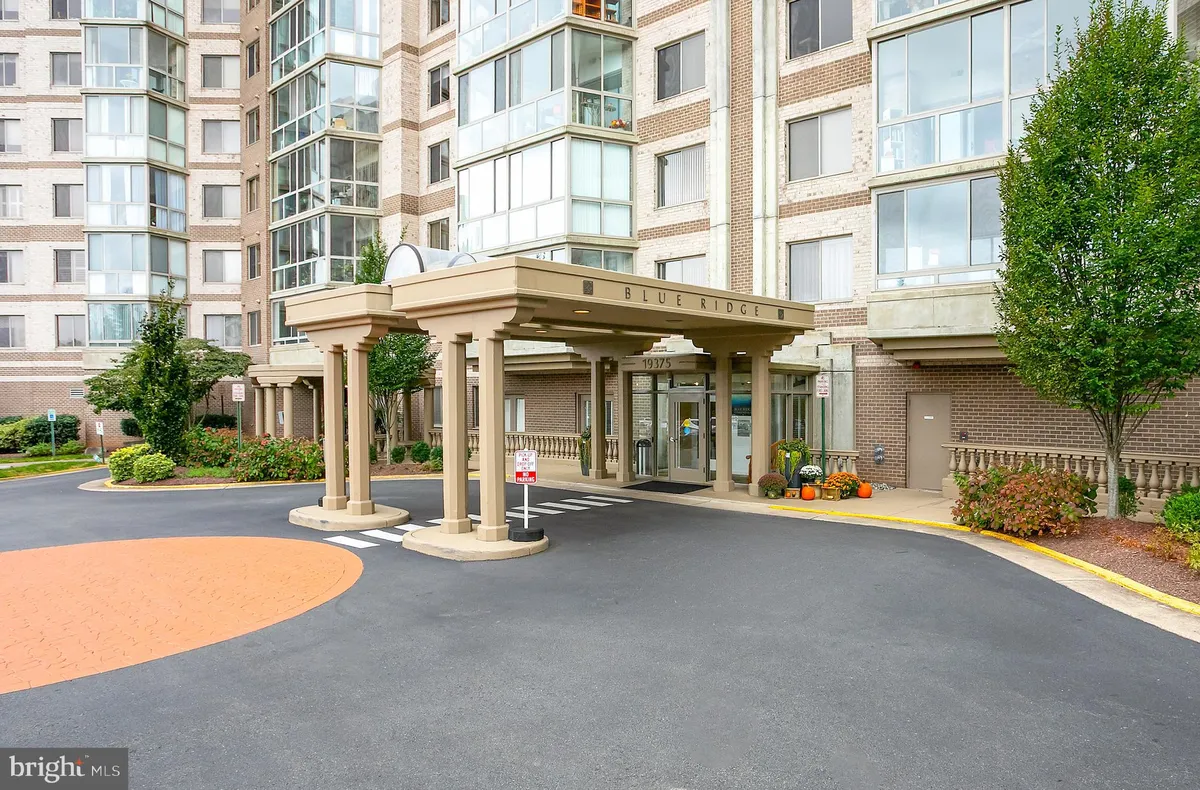 Property Slideshow image 1 of 62 | 19375 cypress ridge ter unit 418, Leesburg, VA, 20176