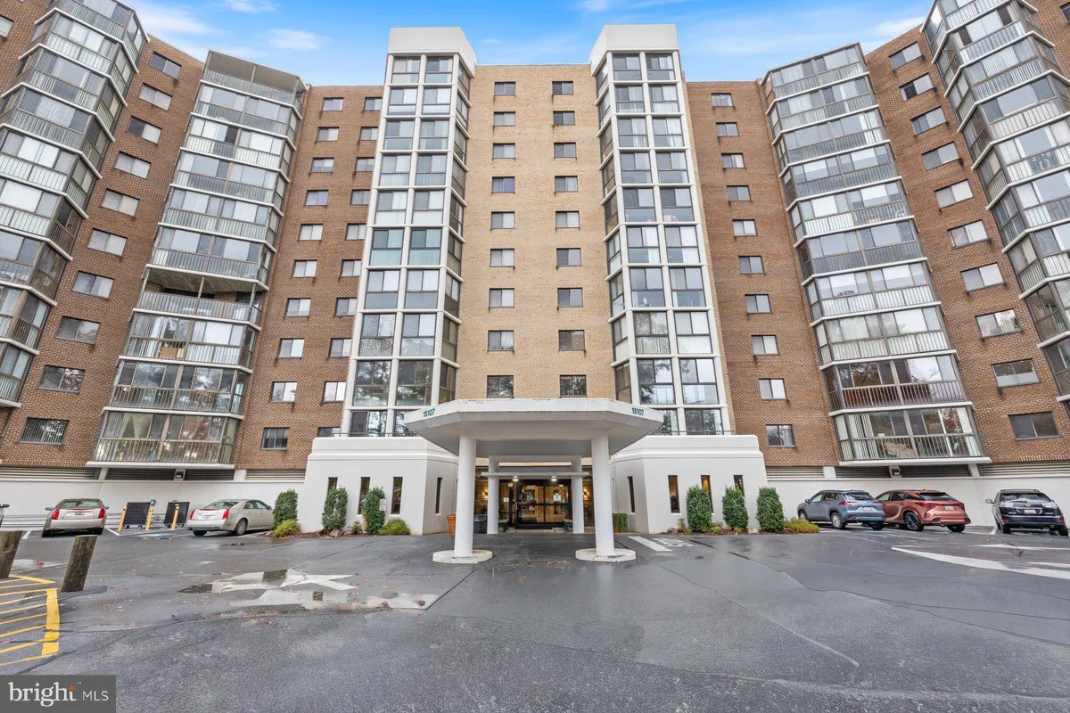 Property Slideshow image 1 of 35 | 15107 interlachen dr 2-822, Silver Spring, MD, 20906
