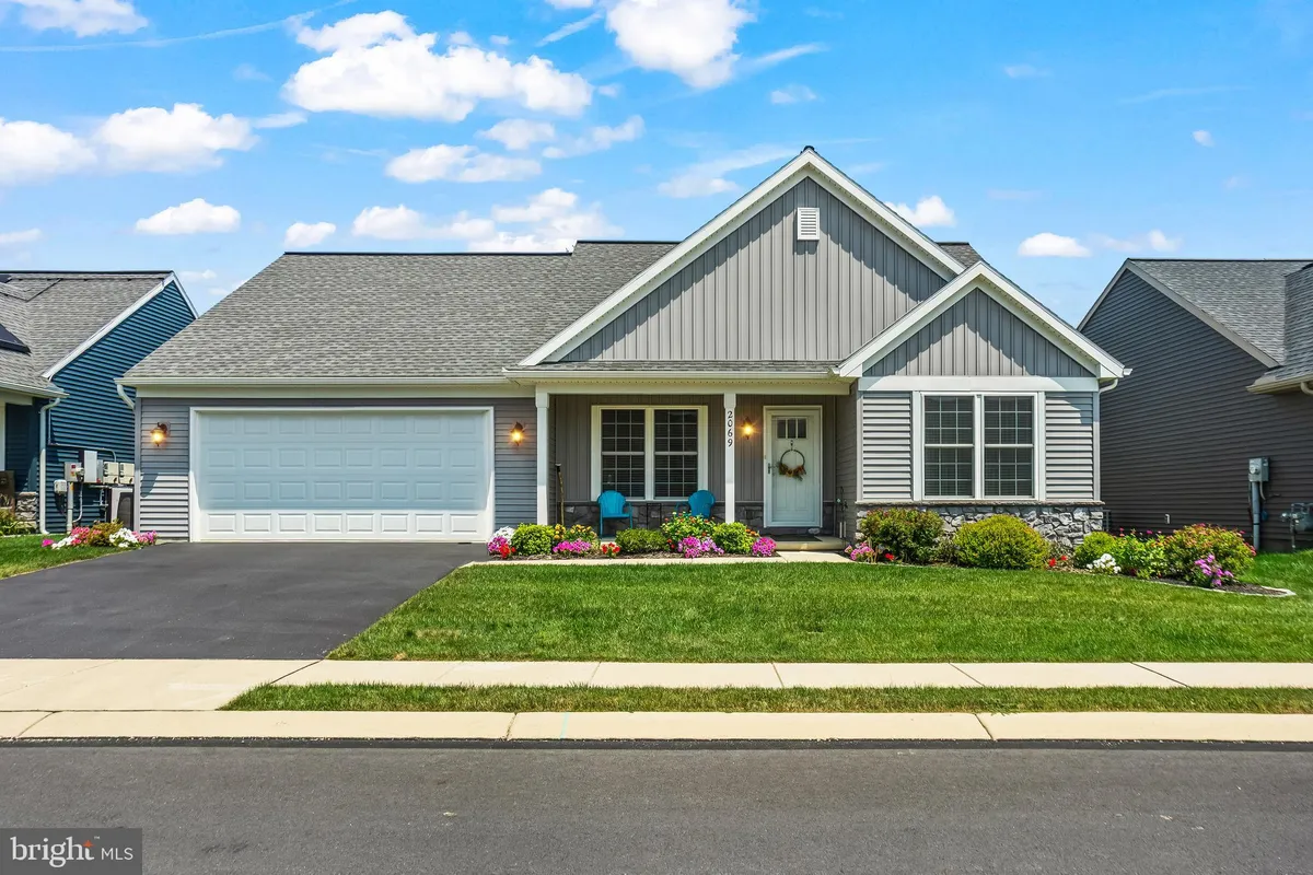 Property Slideshow image 1 of 41 | 2069 spring wood ln, Mechanicsburg, PA, 17055