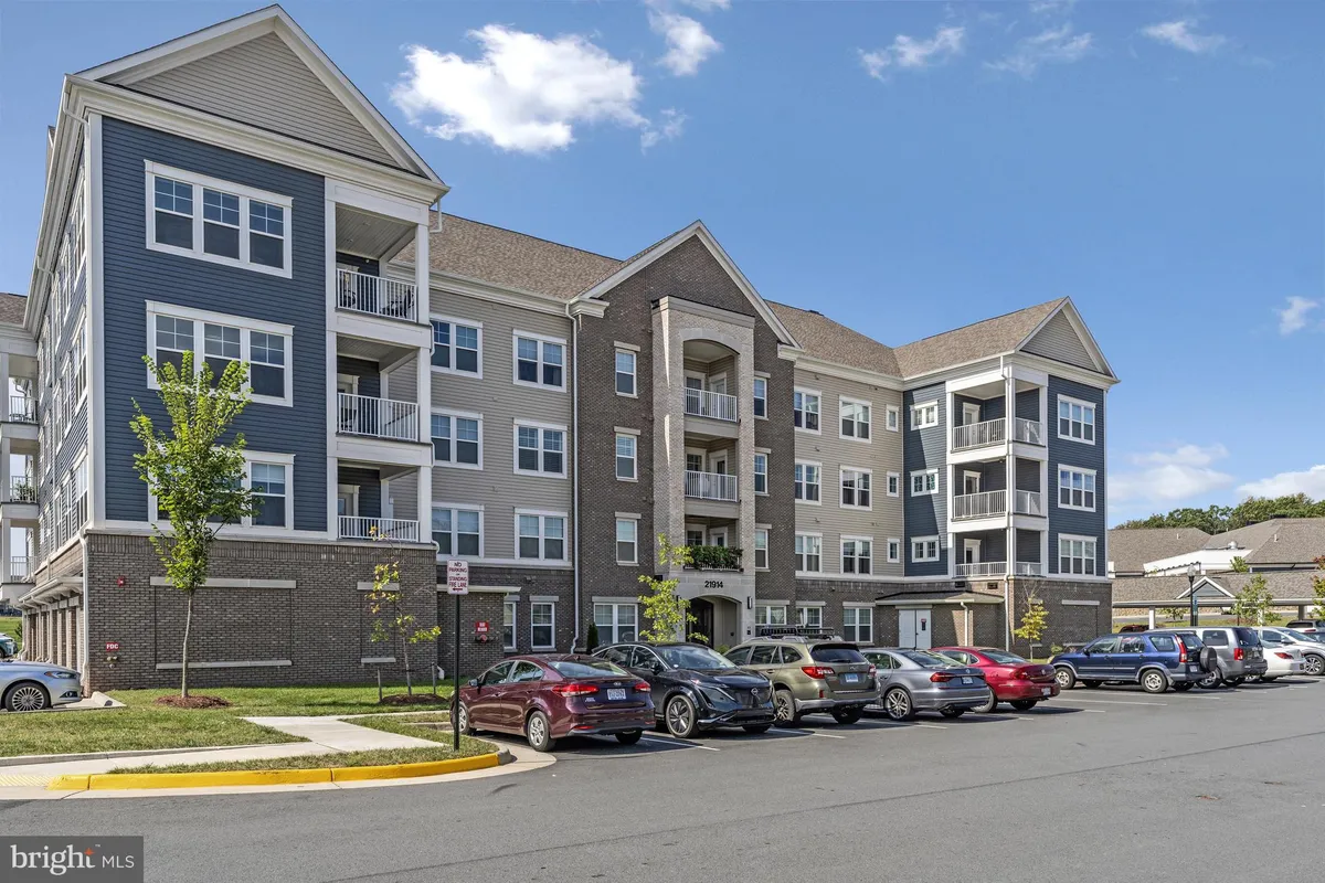 Property Slideshow image 1 of 27 | 21914 hawksbill high cir unit 304, Sterling, VA, 20164