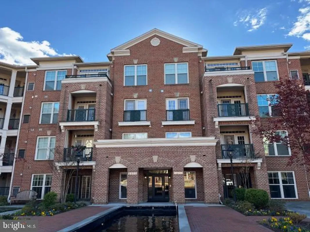 Property Slideshow image 1 of 10 | 2905 saintsbury plz apt 312, Fairfax, VA, 22031