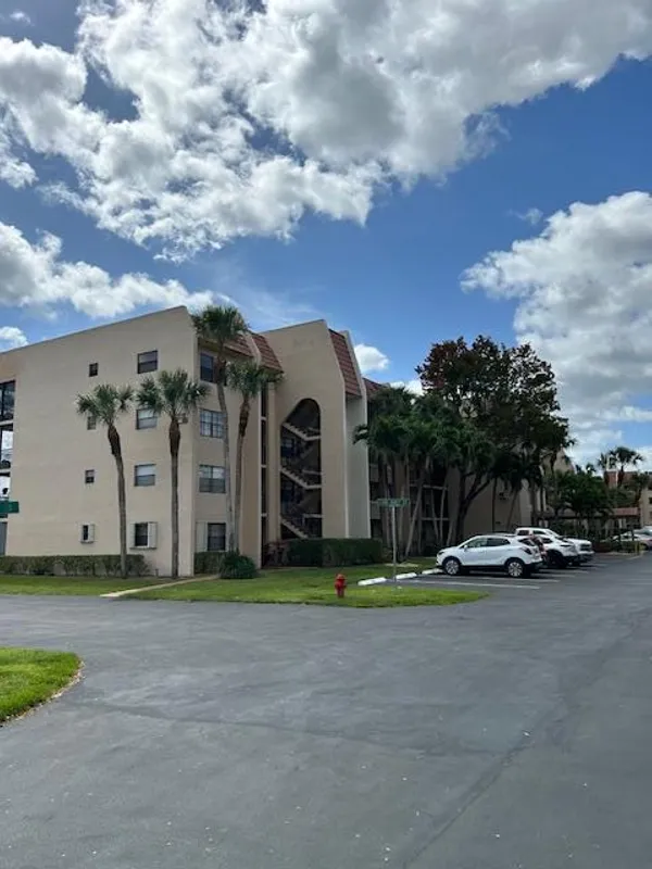 Property Slideshow image 1 of 40 | 140 lake nancy ln apt 213, West Palm Beach, FL, 33411