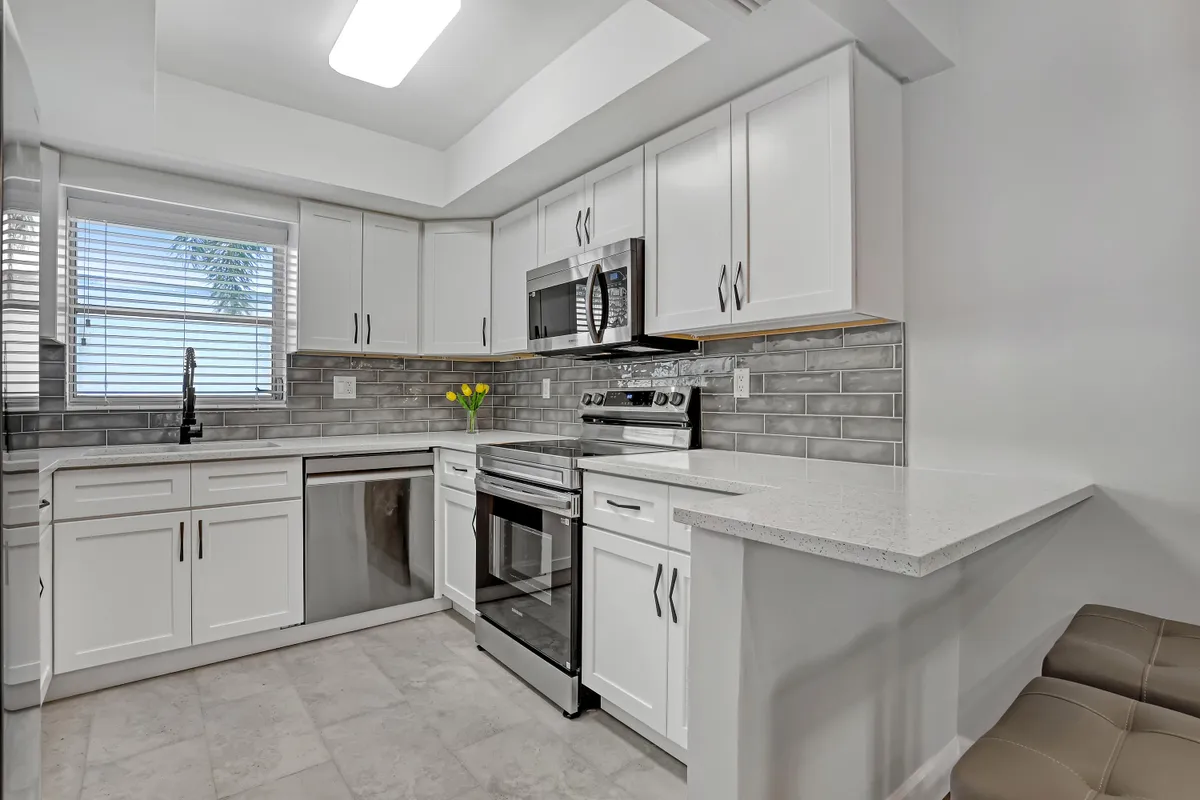 Property Slideshow image 1 of 48 | 2894 crosley dr g, West Palm Beach, FL, 33415