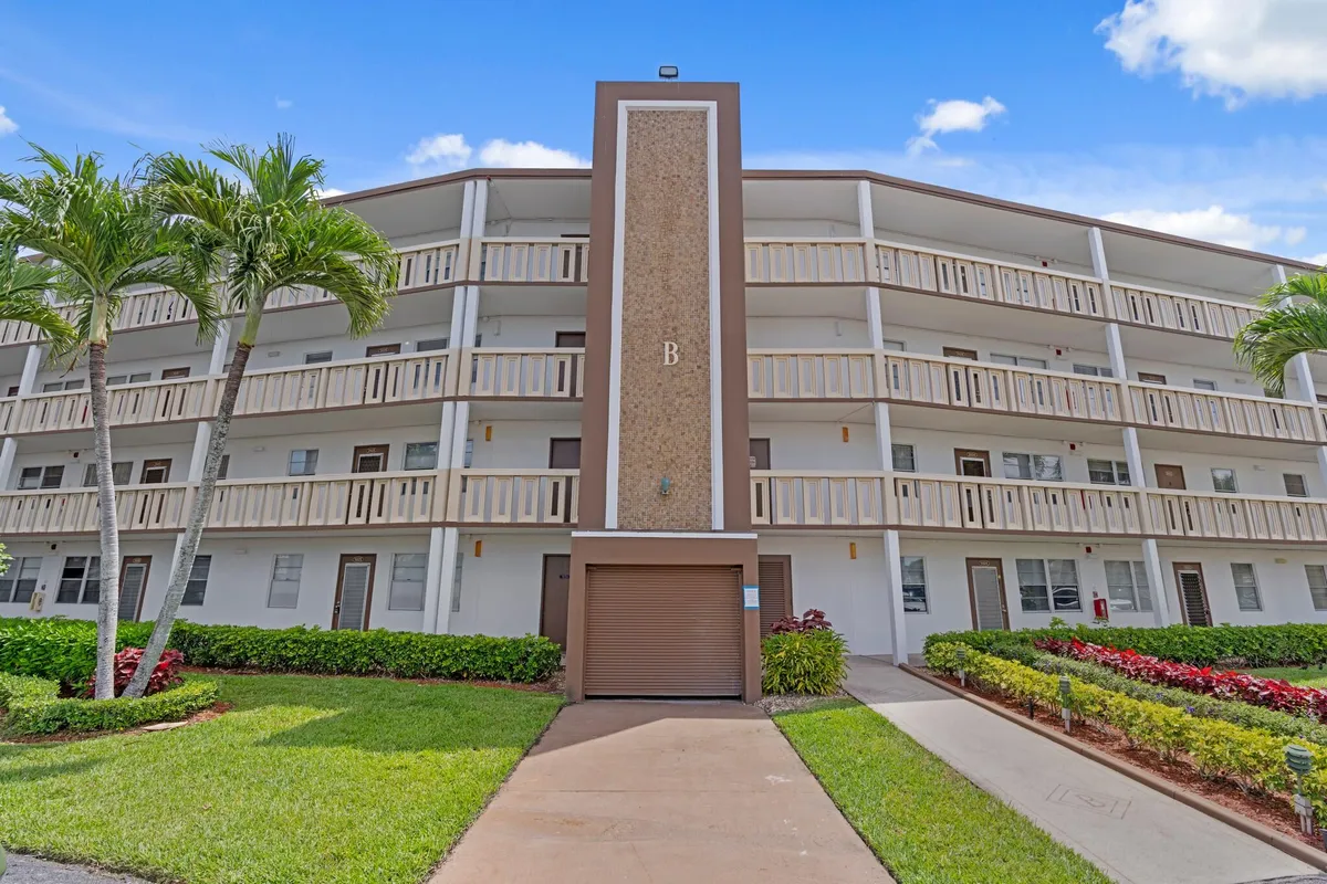 Property Slideshow image 1 of 32 | 2023 guildford b b, Boca Raton, FL, 33434