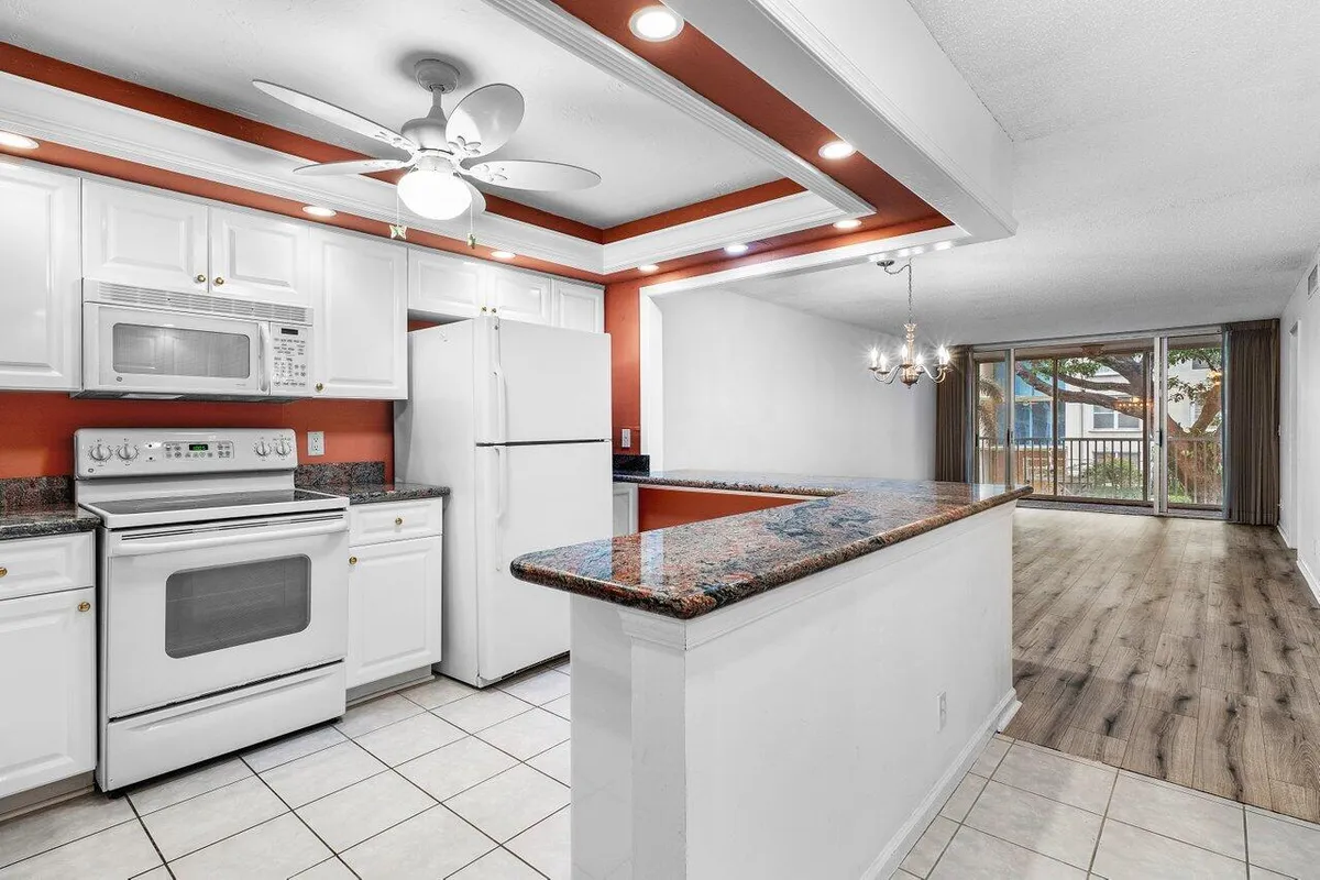 Property Slideshow image 1 of 35 | 2008 s federal hwy apt 206, Boynton Beach, FL, 33435