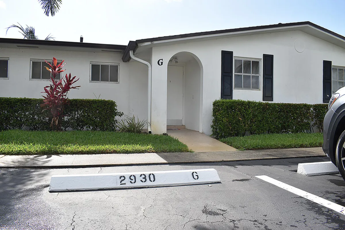 Property Slideshow image 1 of 33 | 2930 crosley dr g, West Palm Beach, FL, 33415