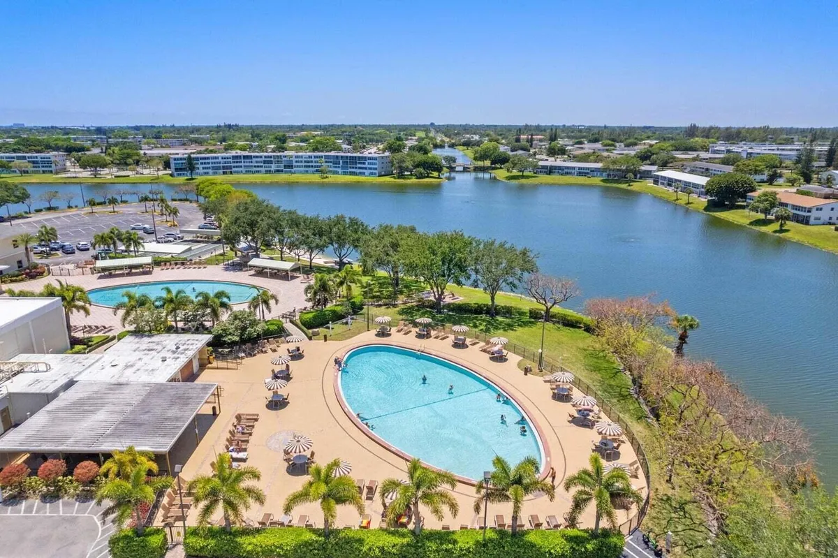 Property Slideshow image 1 of 18 | 118 sheffield e unit e, West Palm Beach, FL, 33417