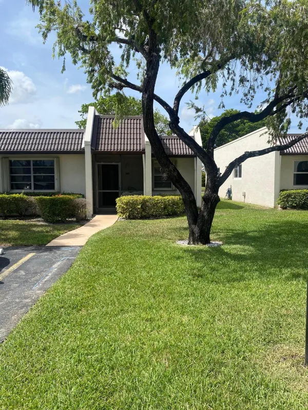 Property Slideshow image 1 of 18 | 121 lake rebecca dr, West Palm Beach, FL, 33411