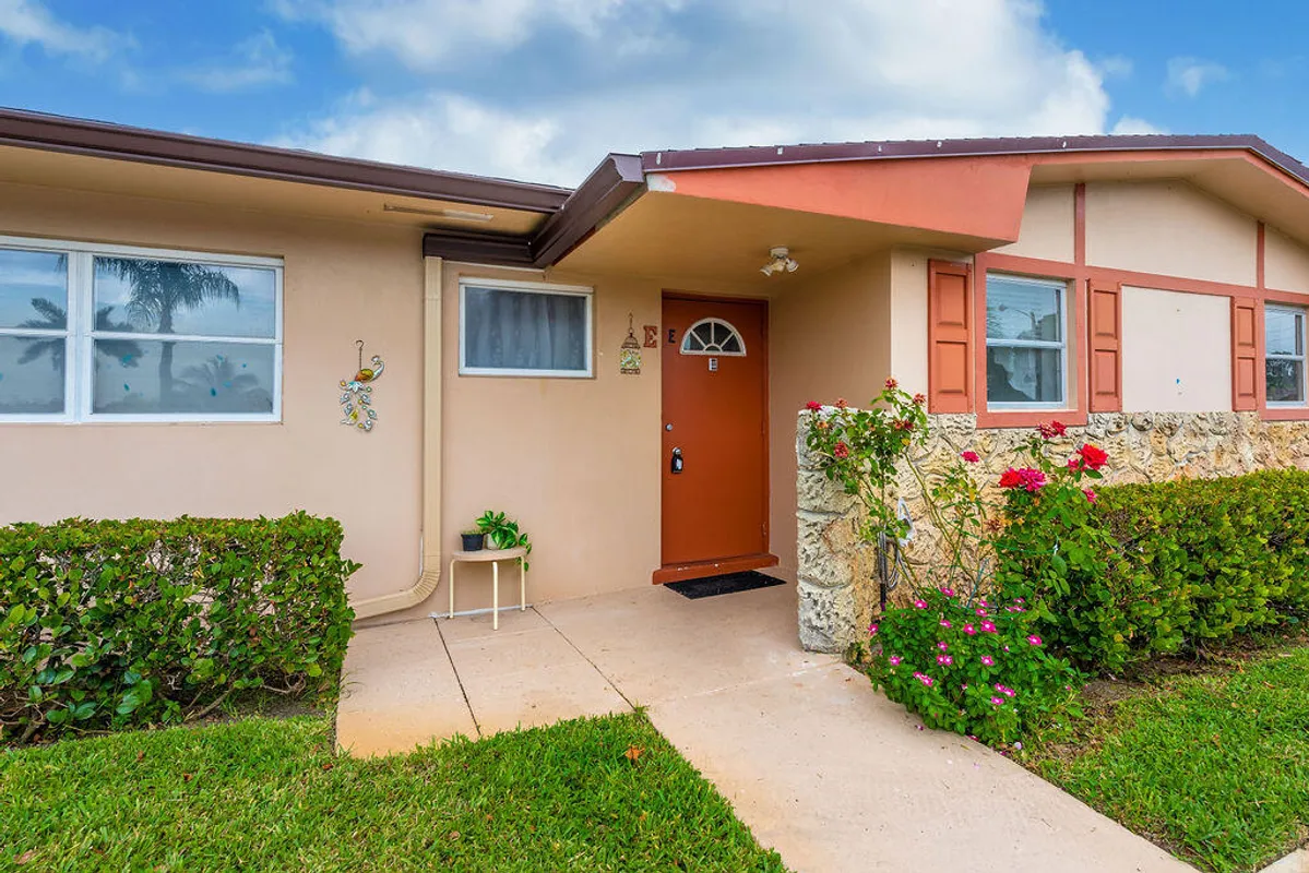 Property Slideshow image 1 of 32 | 2995 crosley dr w, West Palm Beach, FL, 33415