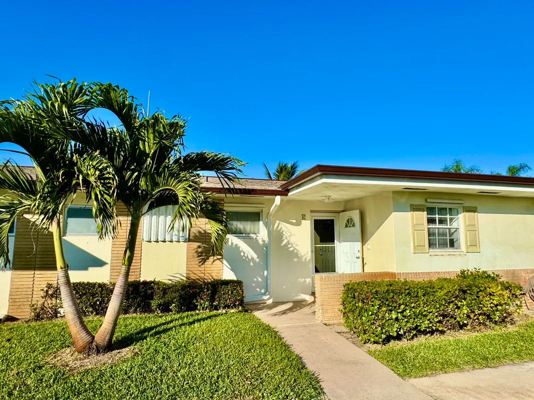Property Slideshow image 1 of 18 | 2864 crosley dr e, West Palm Beach, FL, 33415