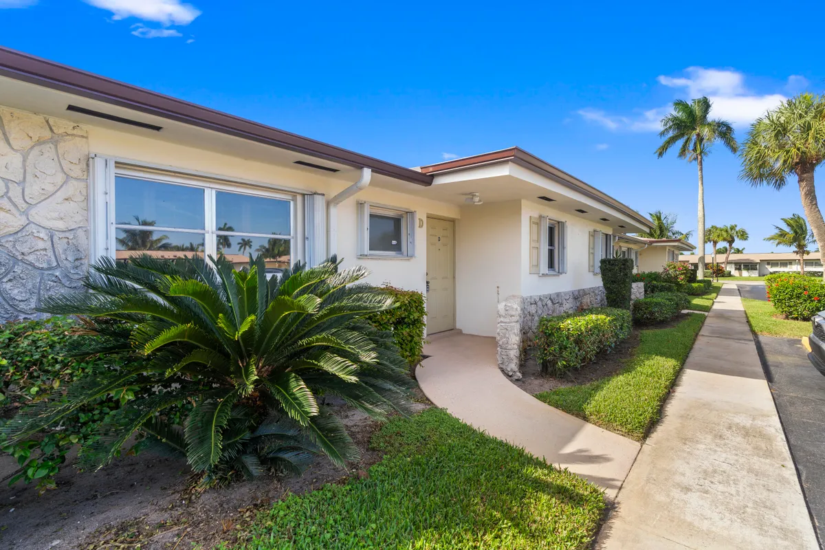 Property Slideshow image 1 of 33 | 2894 crosley dr d, West Palm Beach, FL, 33415