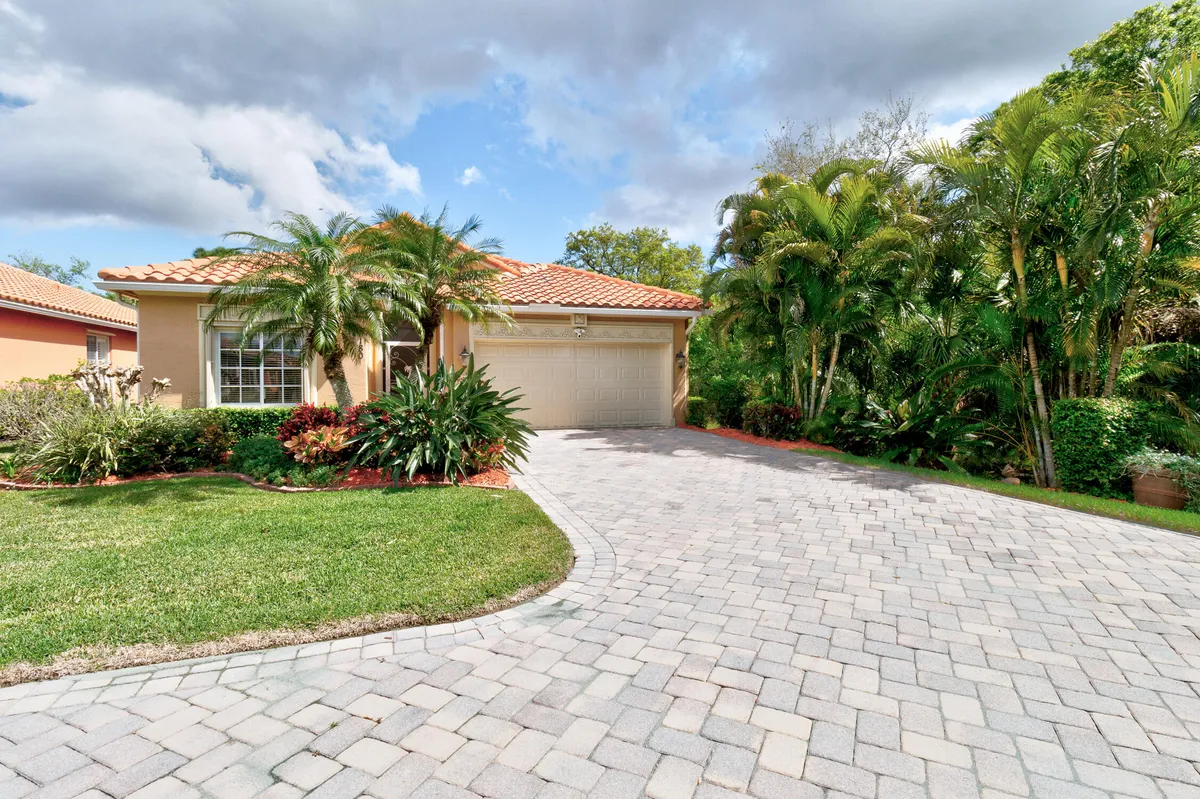 Property Slideshow image 1 of 39 | 6180 dorchester way, Vero Beach, FL, 32966