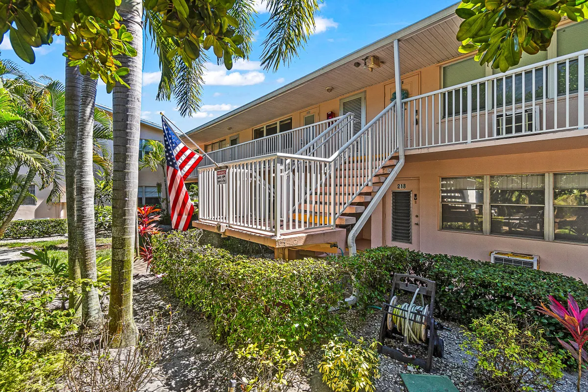 Property Slideshow image 1 of 38 | 231 dorchester j, West Palm Beach, FL, 33417