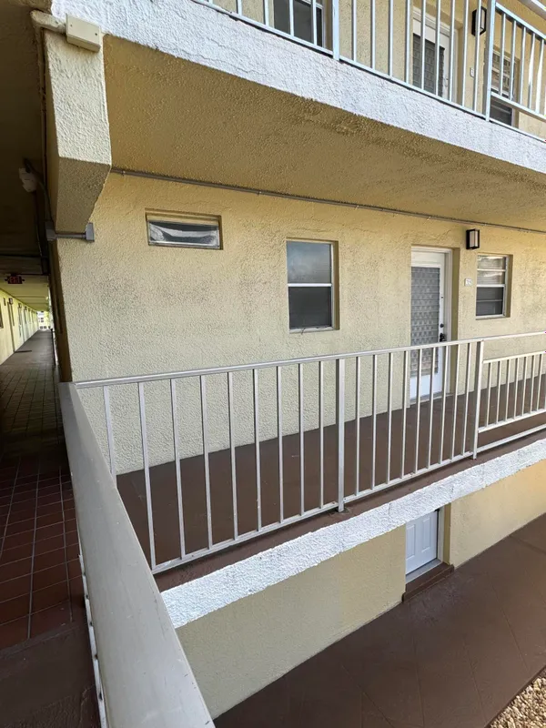 Property Slideshow image 1 of 10 | 2515 ne 1st ct 215, Boynton Beach, FL, 33435