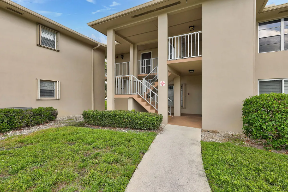 Property Slideshow image 1 of 34 | 21 lake vista trl apt 101, Port Saint Lucie, FL, 34952