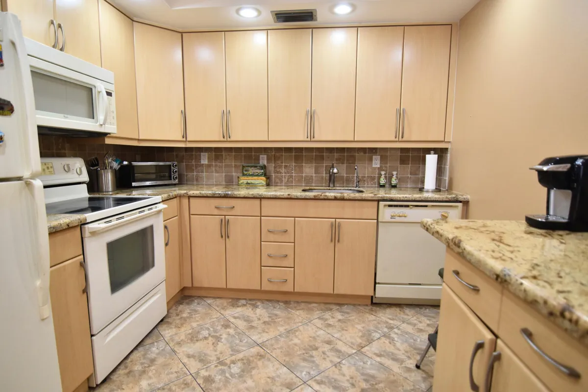 Property Slideshow image 1 of 21 | 3020 hythe b # 3020b, Boca Raton, FL, 33434