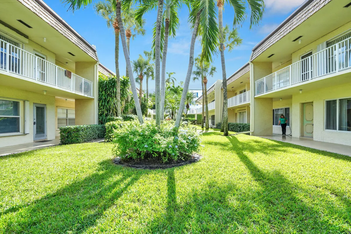 Property Slideshow image 1 of 29 | 632 snug harbor dr d14, Boynton Beach, FL, 33435