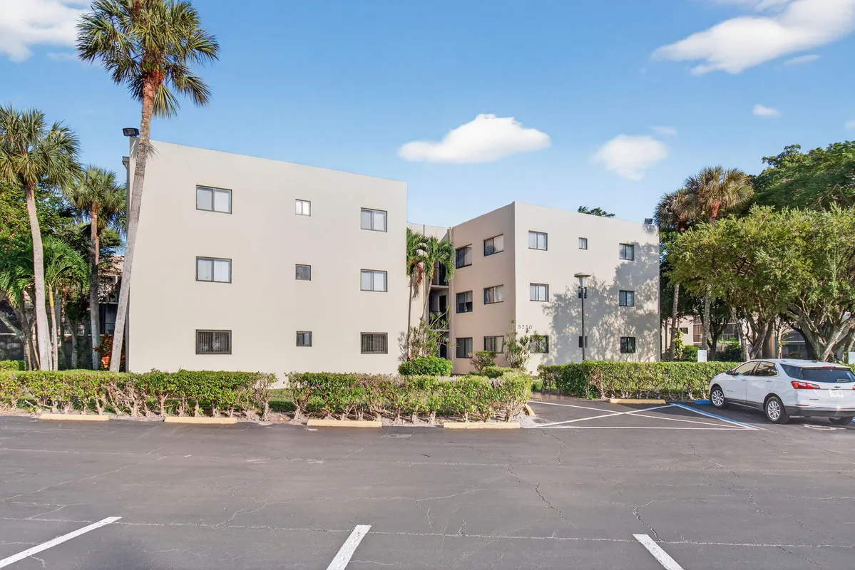 Property Slideshow image 1 of 65 | 5220 las verdes cir apt 322, Delray Beach, FL, 33484