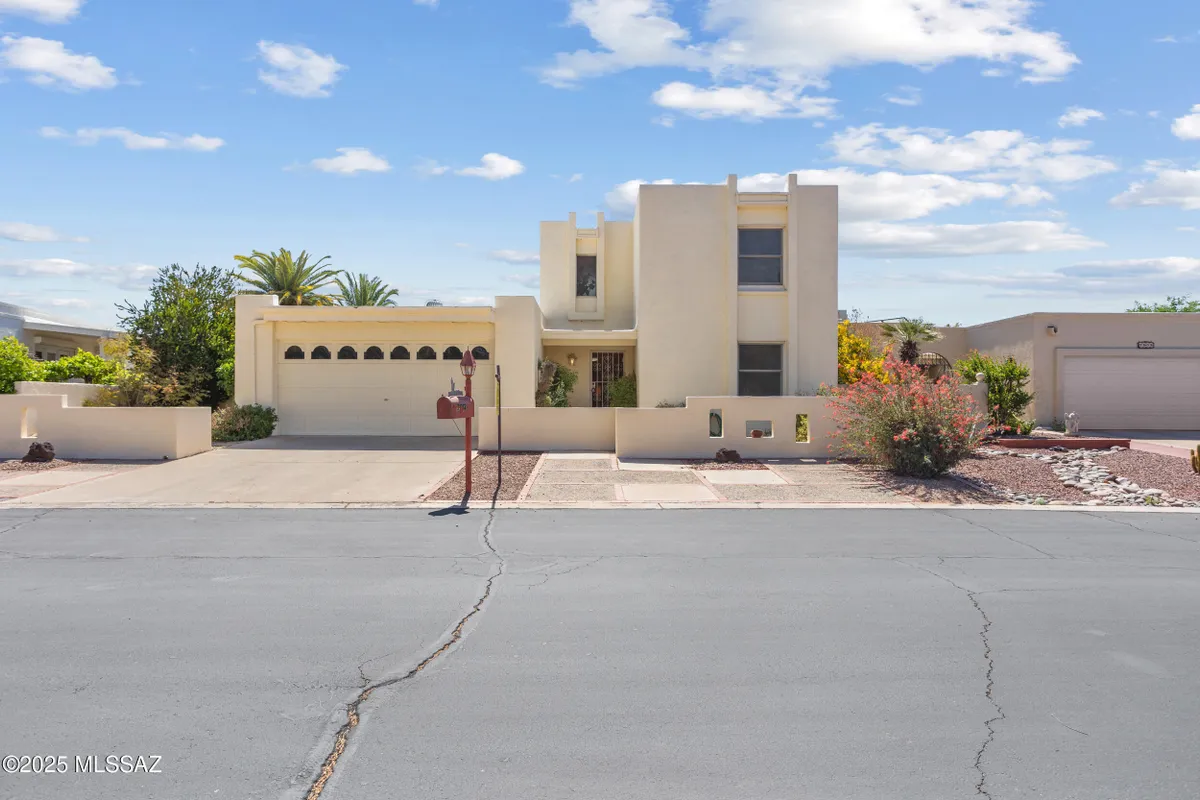 Property Slideshow image 1 of 52 | 7912 n casas cameo, Tucson, AZ, 85742