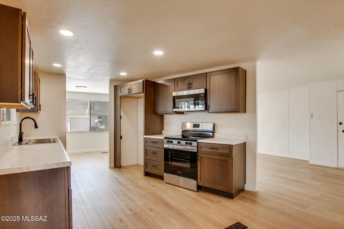 Property Slideshow image 1 of 37 | 270 w pinon dr, Green Valley, AZ, 85614