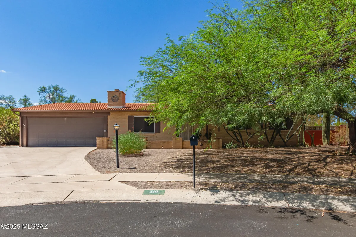 Property Slideshow image 1 of 32 | 210 e placita pera, Green Valley, AZ, 85614