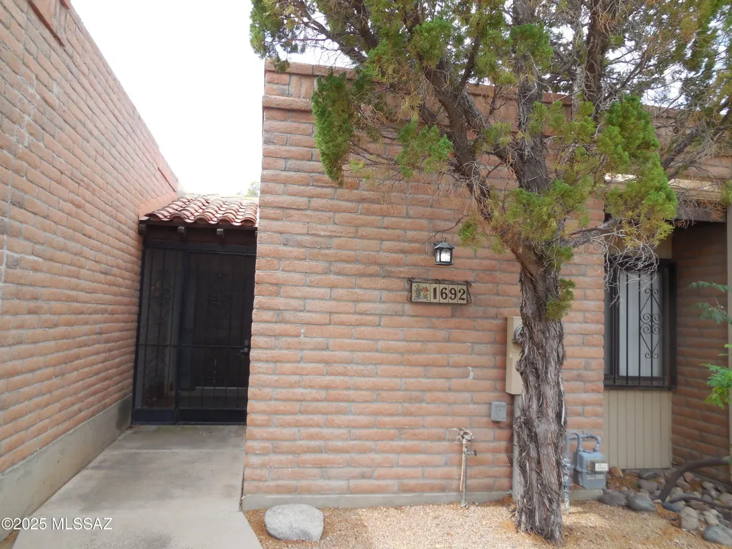 Property Slideshow image 1 of 25 | 1692 w dalehaven cir, Tucson, AZ, 85704