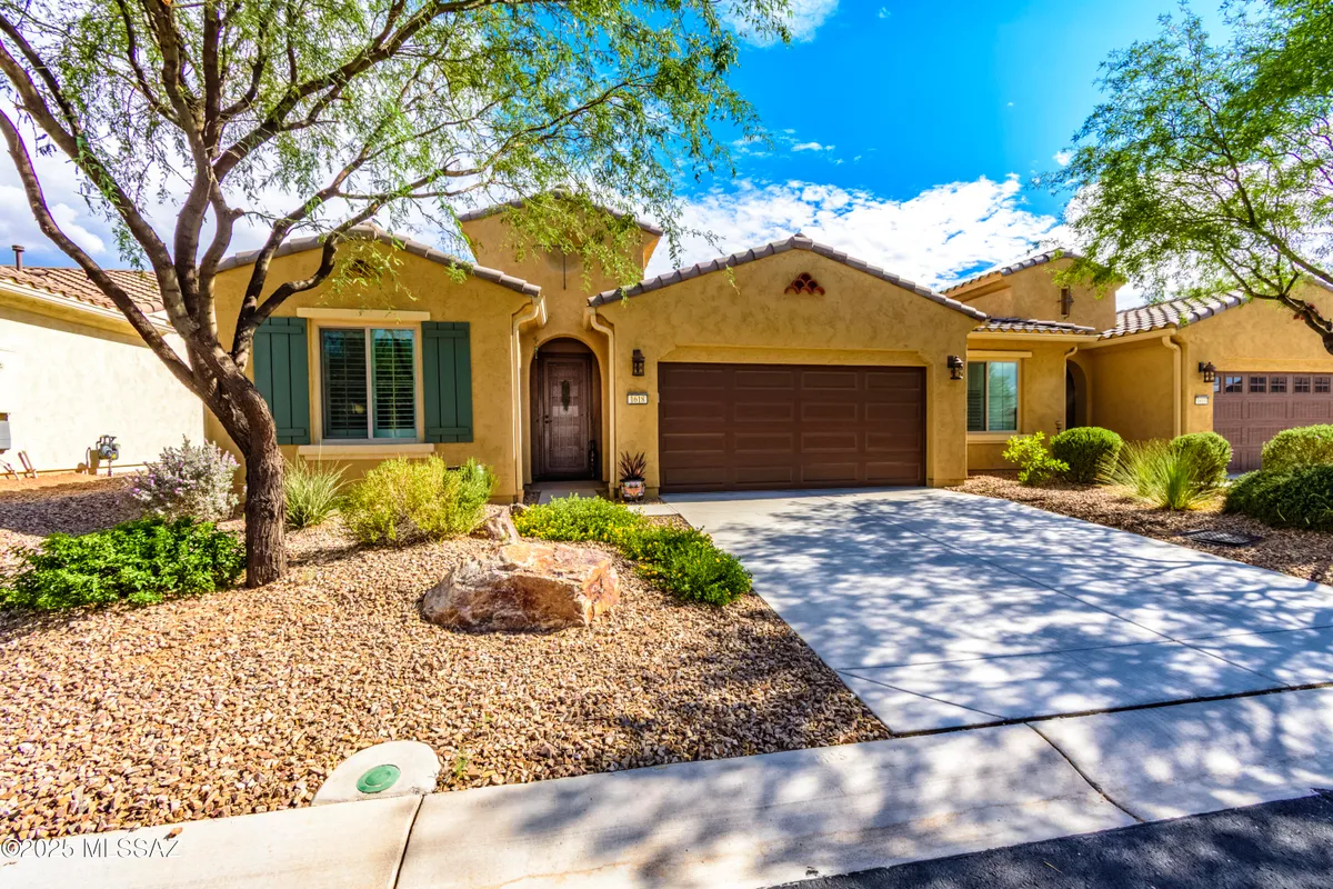 Property Slideshow image 1 of 38 | 1618 e horned lark dr, Green Valley, AZ, 85614