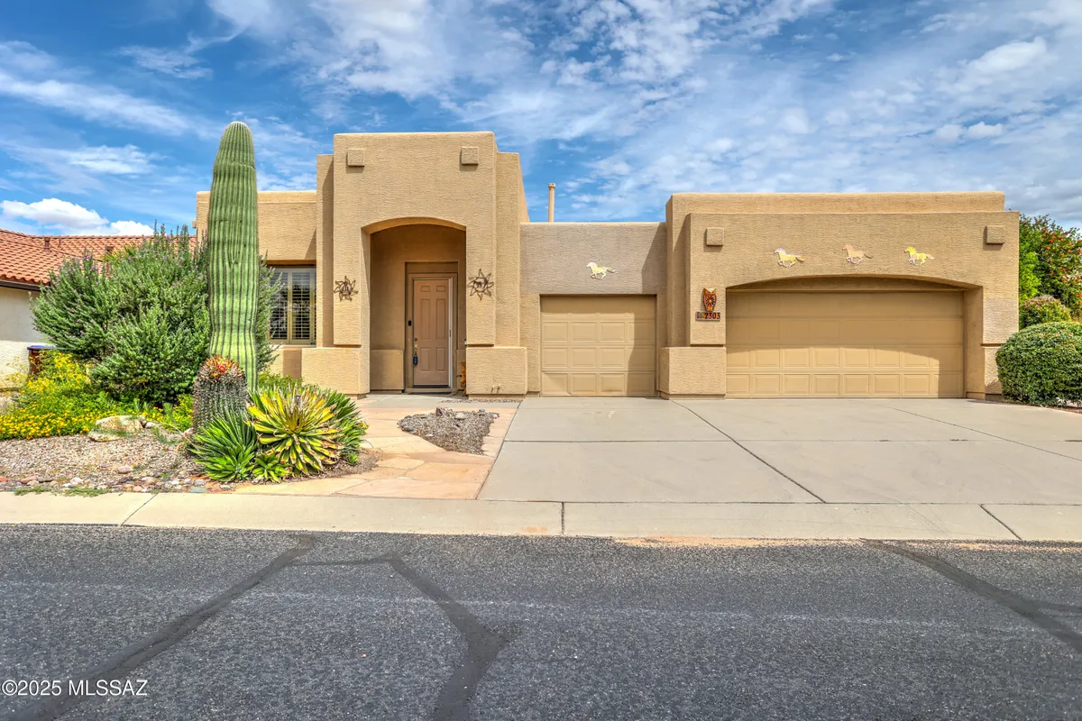 Property Slideshow image 1 of 41 | 2303 e desert pueblo pass, Green Valley, AZ, 85614