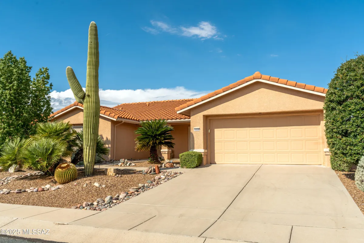 Property Slideshow image 1 of 28 | 1329 e royal ridge dr, Oro Valley, AZ, 85755