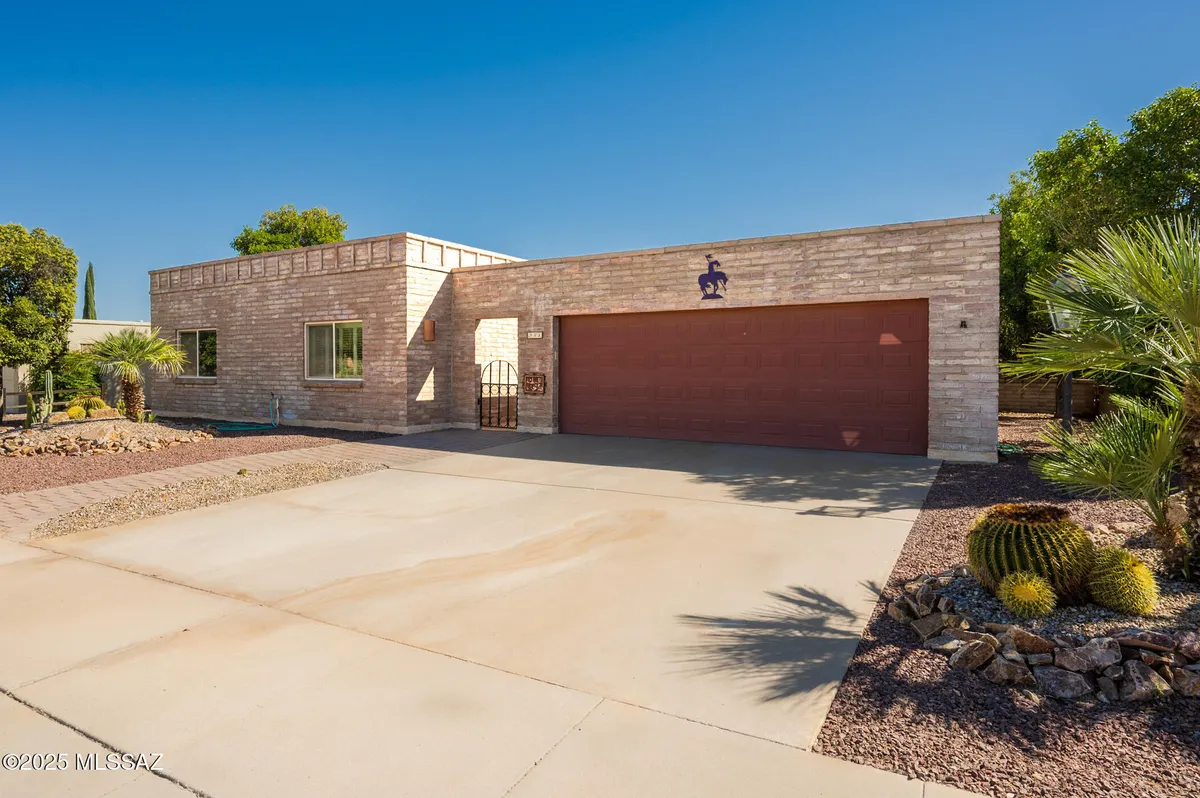 Property Slideshow image 1 of 33 | 942 n abrego dr, Green Valley, AZ, 85614