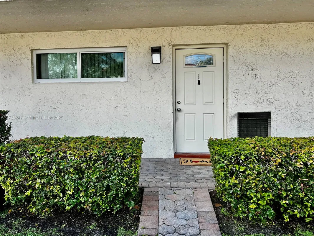 Property Slideshow image 1 of 54 | 411 s hollybrook dr 105, Pembroke Pines, FL, 33025