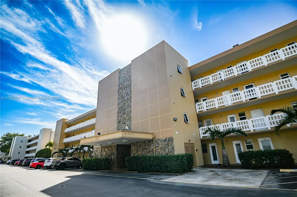Property Slideshow image 1 of 54 | 202 se 10th st 206, Dania Beach, FL, 33004