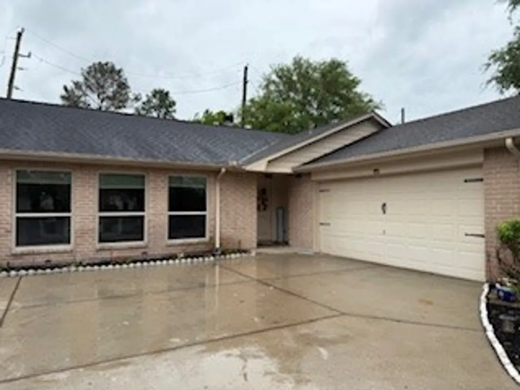 Property Slideshow image 1 of 18 | 2810 poplar creek ln, Pearland, TX, 77584