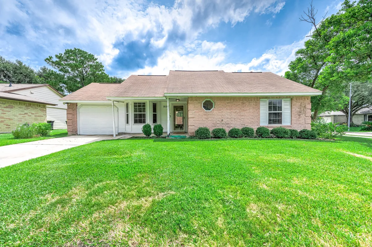 Property Slideshow image 1 of 31 | 915 w primrose meadows cir, Pearland, TX, 77584