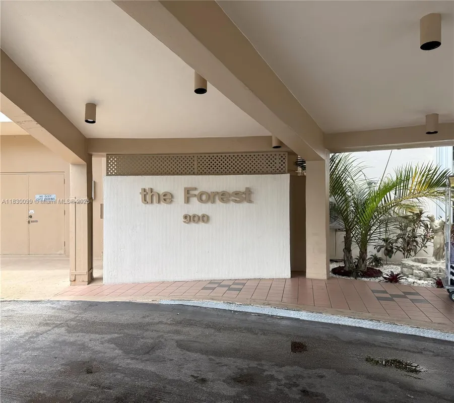 Property Slideshow image 1 of 10 | 900 saint charles pl l6, Pembroke Pines, FL, 33026