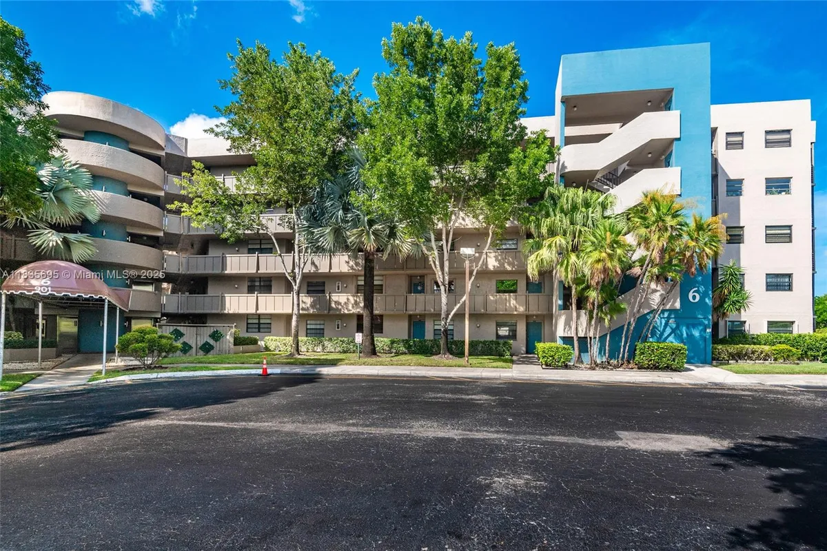 Property Slideshow image 1 of 26 | 901 colony point cir 107, Pembroke Pines, FL, 33026