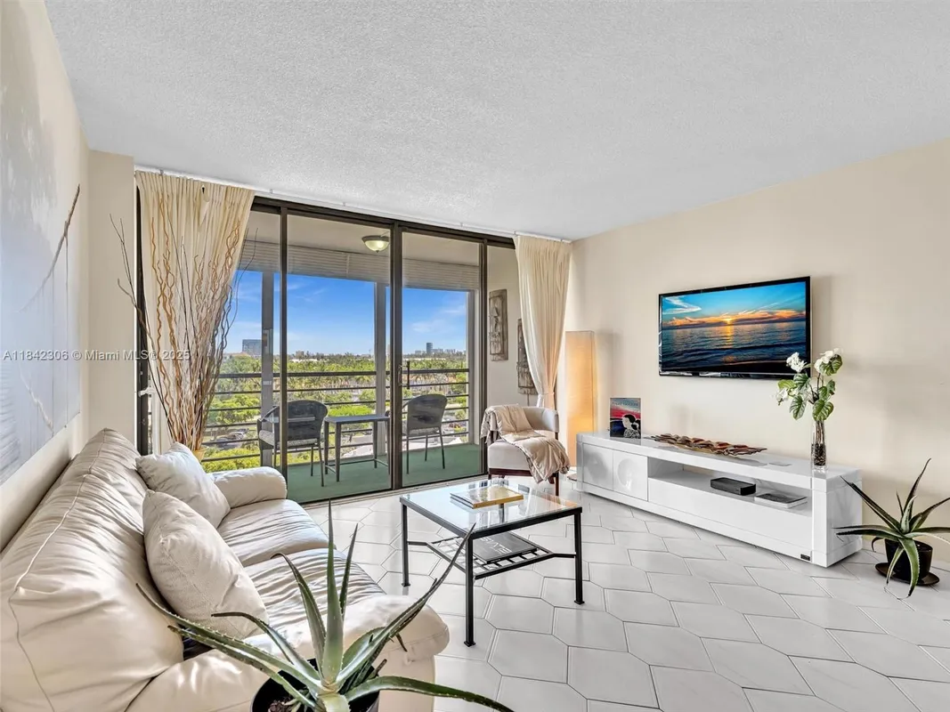 Property Slideshow image 1 of 40 | 20400 w country club dr apt 817, Aventura, FL, 33180