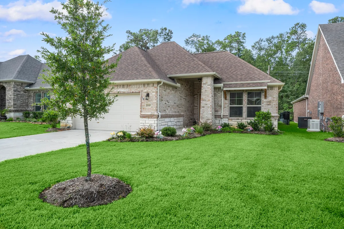 Property Slideshow image 1 of 28 | 12117 creekside villas ct, Conroe, TX, 77304
